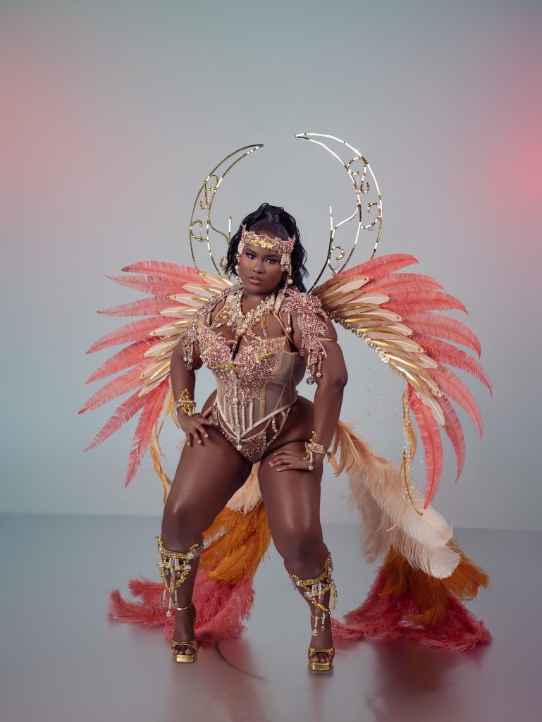 MARÉ Curvy Bodywear with Luxury Bacpack and Tail